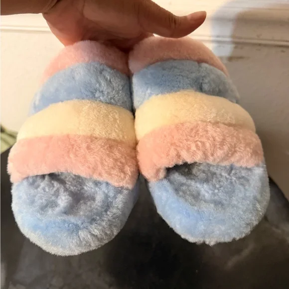UGG Fluff Yeah Slide Pride Stripes Fur Slippers Women’s Size 7 Comfy Rubber Sole - Picture 2 of 10